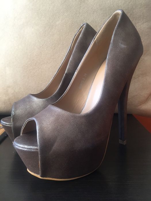 Дамски обувки на висок ток