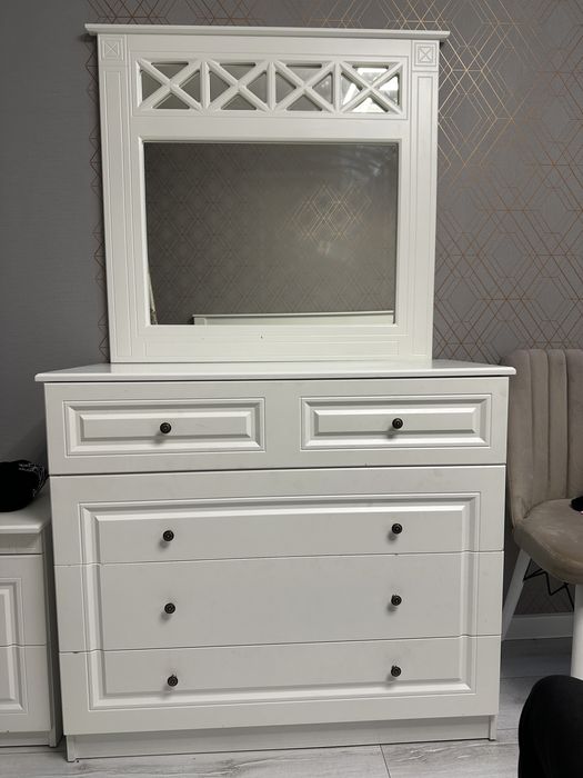 Продается комод с зеркалом