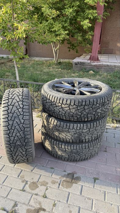 Продам комплект зимней резины 245/55/19