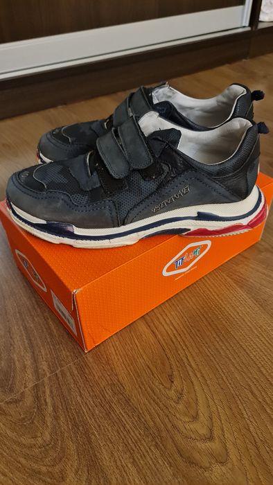 Продам кроссовки на мальчика кожанные