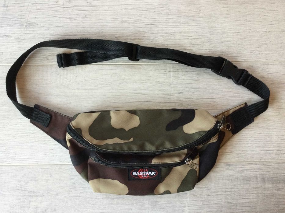 оригинална мъжка камуфлажна чанта чантичка за кръста "банан" EASTPAK от САЩ