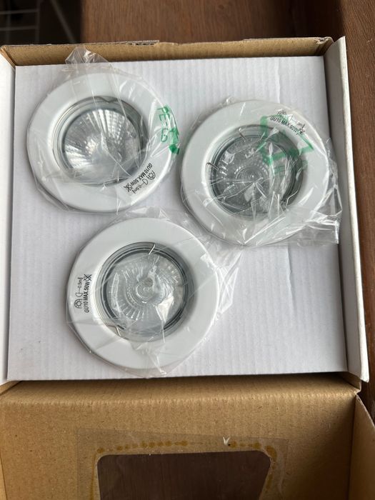 Пълен комплект нови халогенни лампи с лунички за вграждане и фасонки