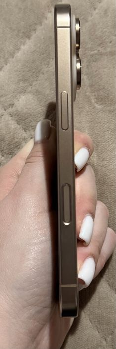 iPhone 16 pro Desert Titanium