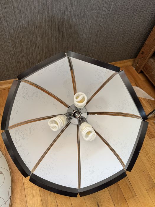 Полилеи и кръгла лампа за таван