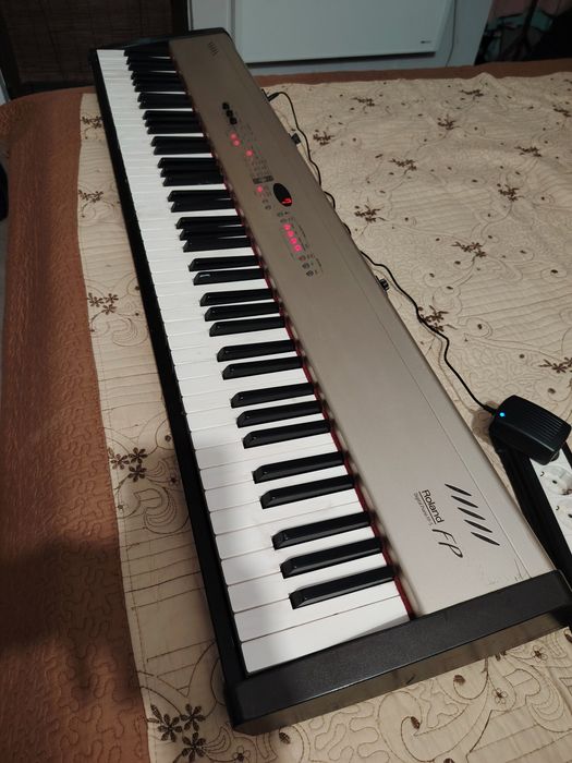 Vând pian digital Roland Stage Piano  FP 5