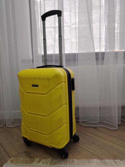 Чемодан желтый б/у, хороший