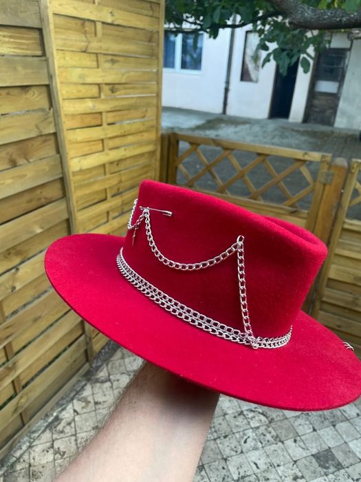 Vând pălărie Hatiful.