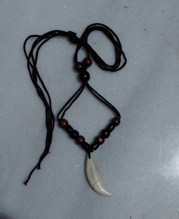 Colier colț de lup Mare 5-6 cm, cu mărgele  cilindrice din piatră