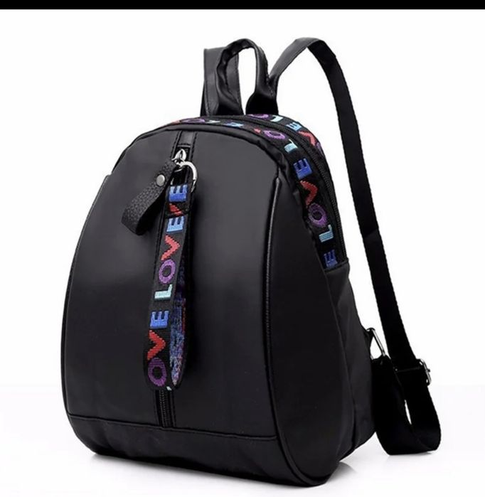 Модерна черна раница с надпис "LOVE" и ключодържател мече