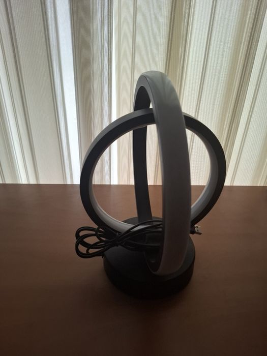 Led Лампа с интересен дизайн и три функции на светлината