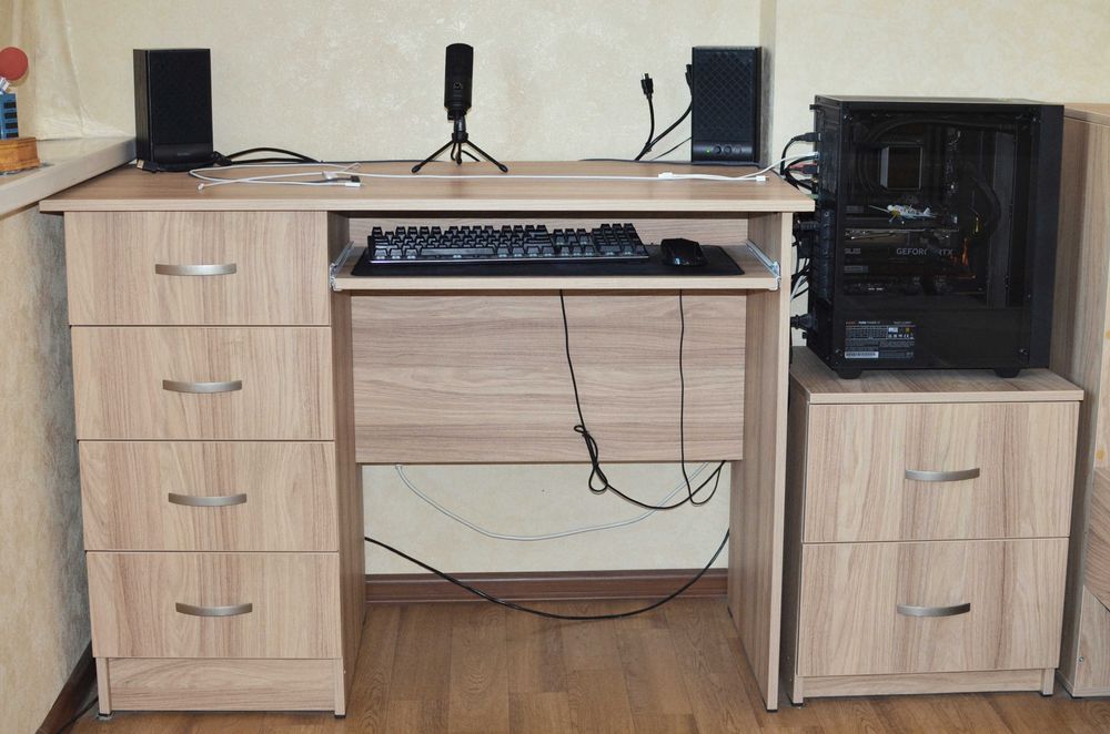 Кровать односпальная, стол письменный, тумбочка, полки для детской