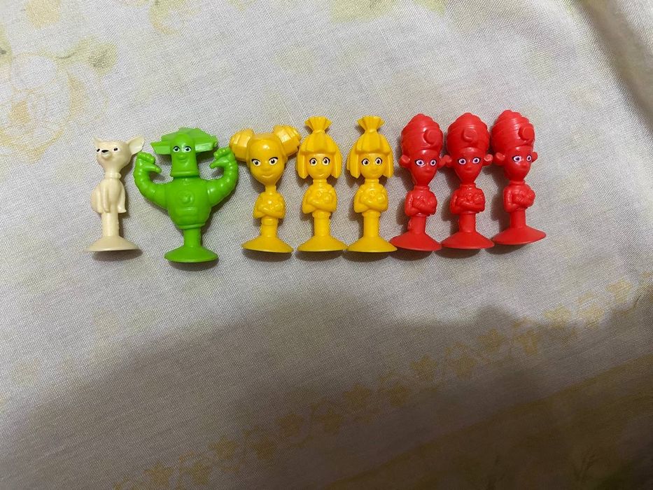 Продаются игрушки очень странные  дела и фиксики