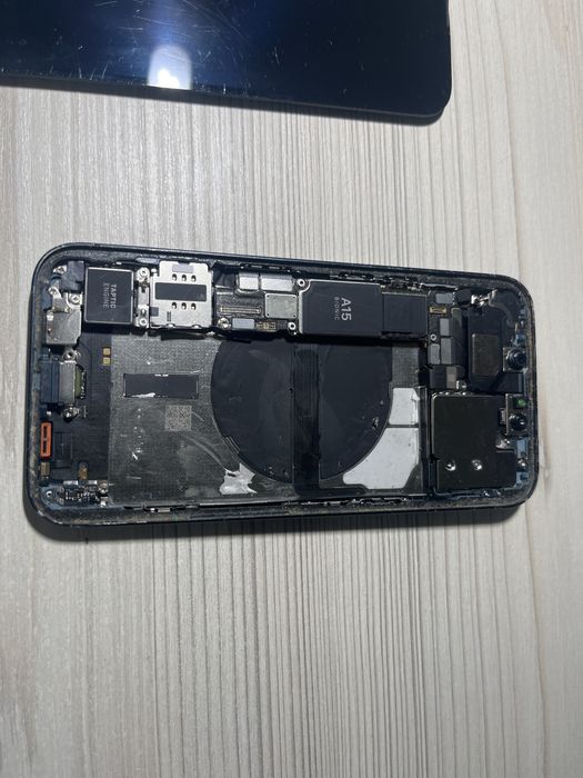Dezmembrez iphone 13 [mentiuni]