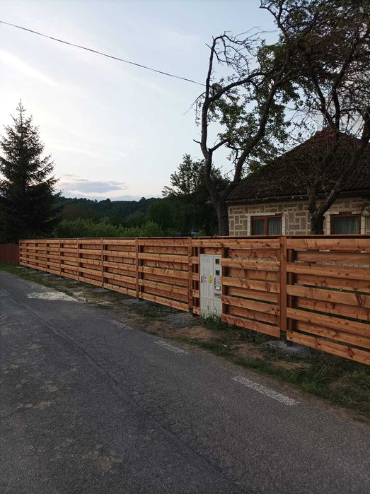 Cherestea si grinzi rasinoase rindeluite si impregnate cu tanatone