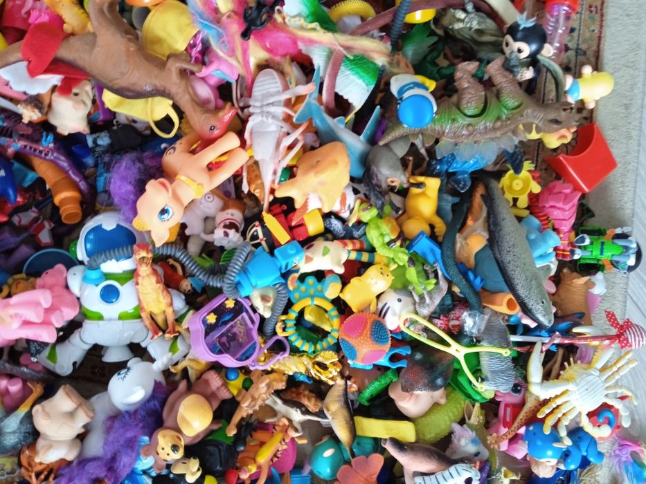 Игрушки разные продам.