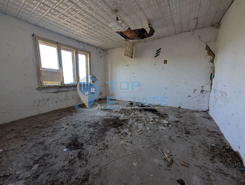 Едноетажна тухлена къща с голям двор в село Страхилово