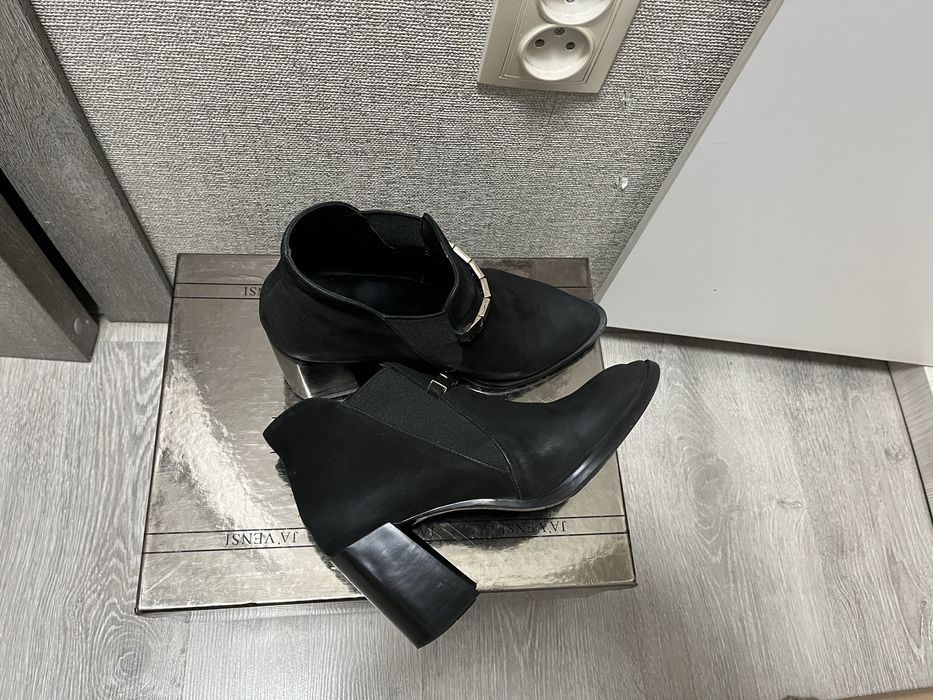 Продам ботильоны женские