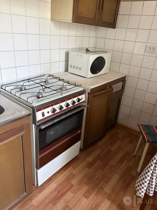 Кухоный гарнитур с газ плитой , микроволновкой, мойкой, вытяжкой б/у