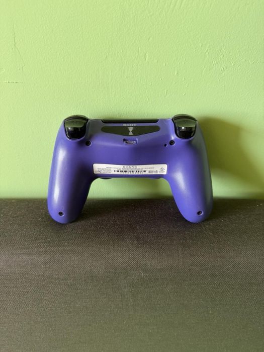 Продавам този PS4pro в много добро състояниe!