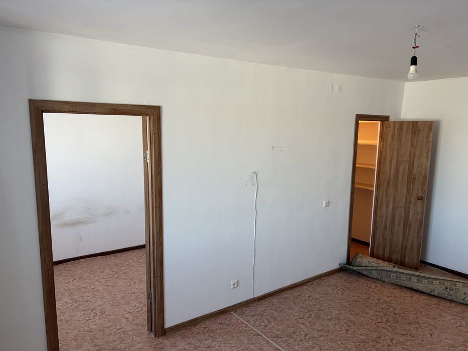 Продается двух ком. квартира мкр конырад