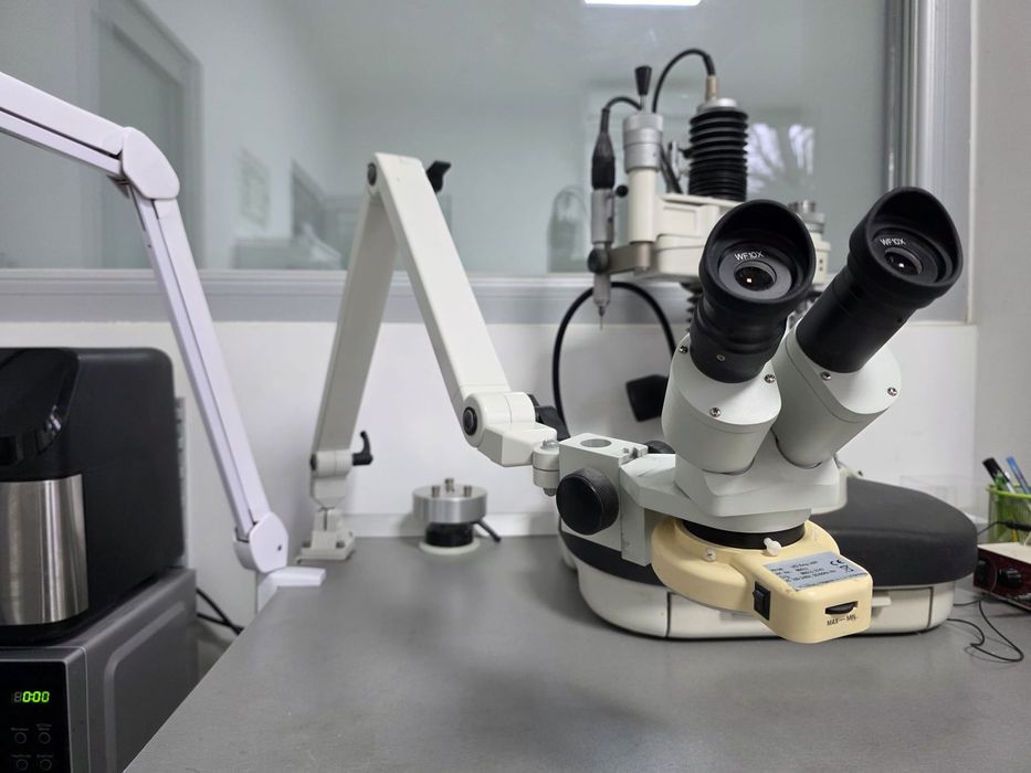 Microscop fino pentru tehnică dentară.