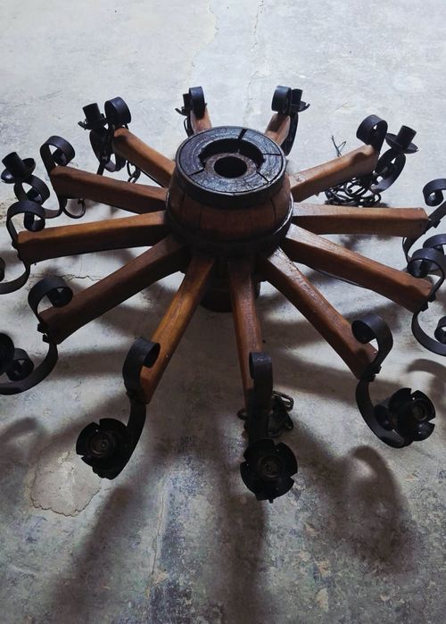 Candelabru rustic din lemn