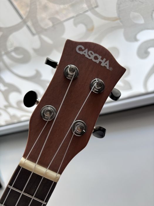 укулеле мини гитара(светлая осталась)