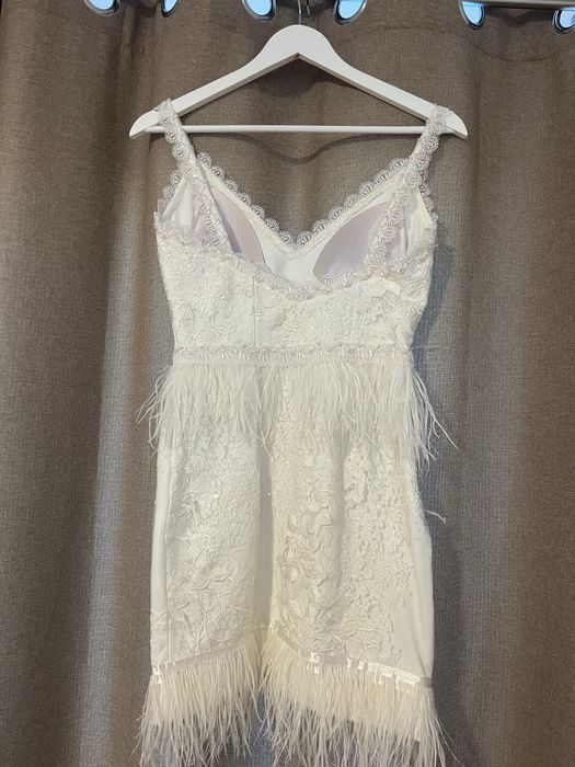 Rochie alba eleganta cu pene si dantela