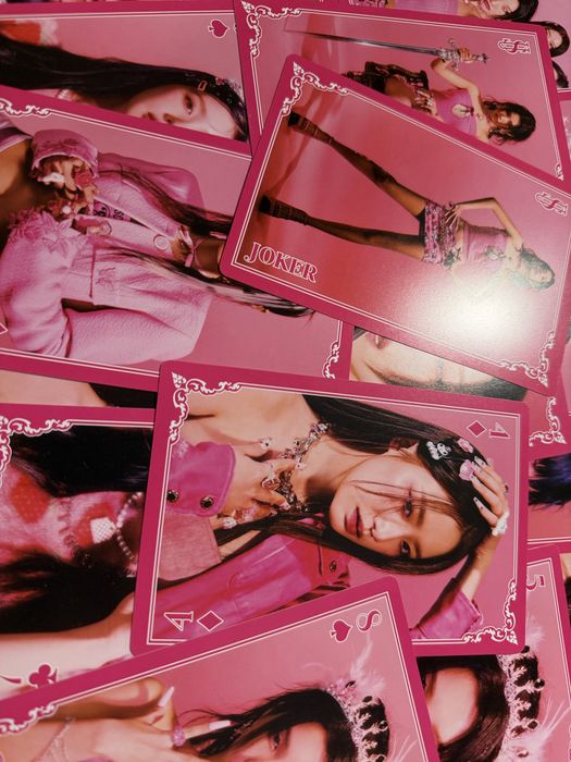 Албум на (G)I-DLE Queencard  |  | 54 карти за игра, Фотокартички, Мини диск, Татуировки, Постерче и още много подаръци