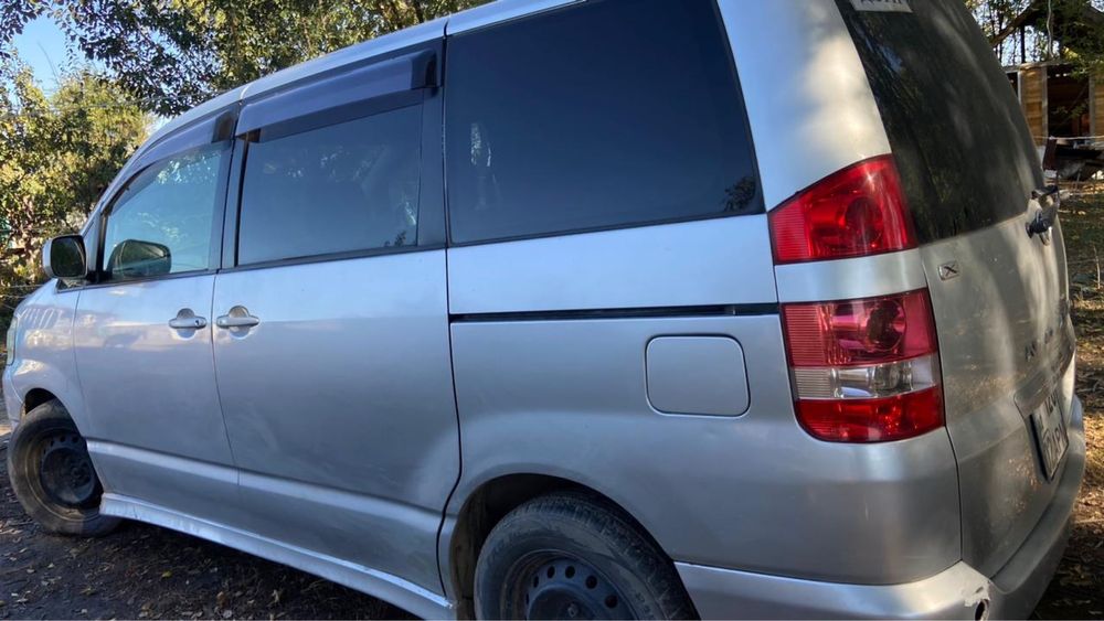 Toyota Noah 2004 года выпуска