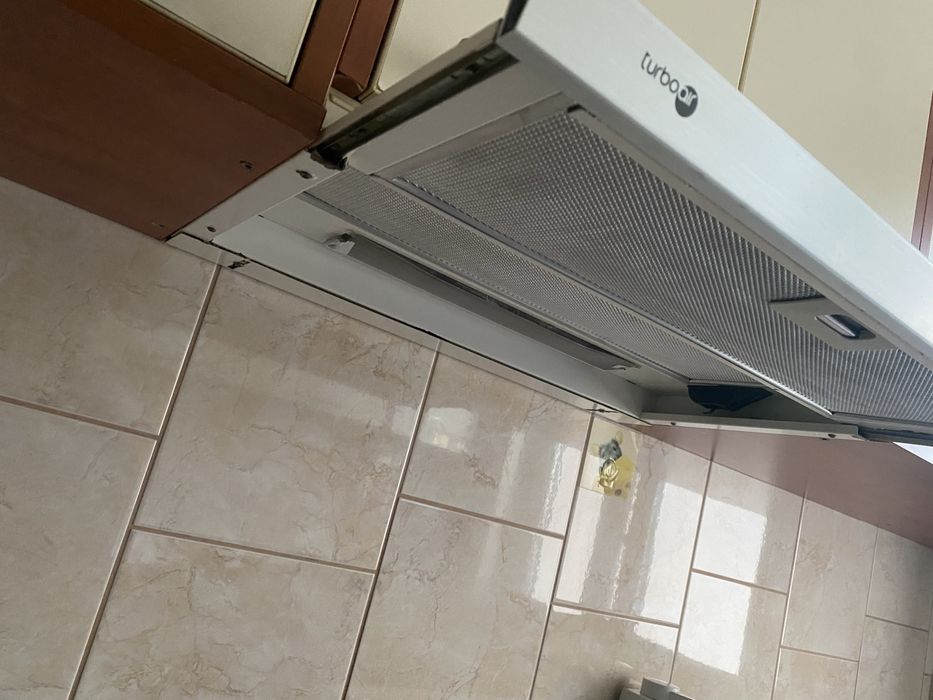 Mobila bucatarie utilata cu hota, plita pe gaz si ghiuveta