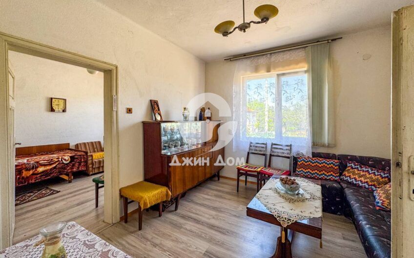 Двуетажна къща с двор в гр. Средец