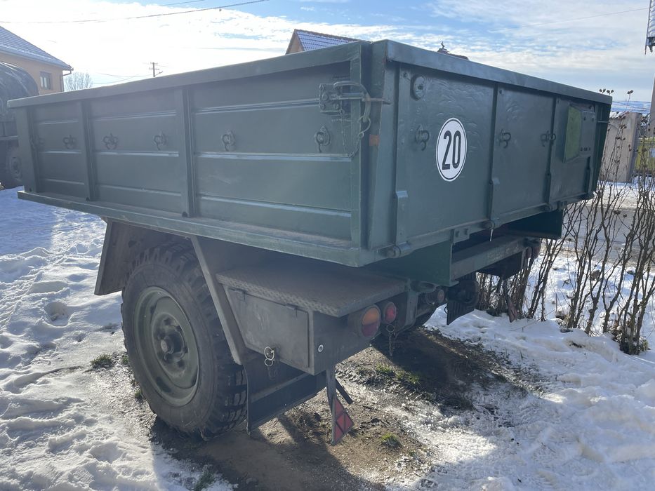 Remorcă  pe o axa militară