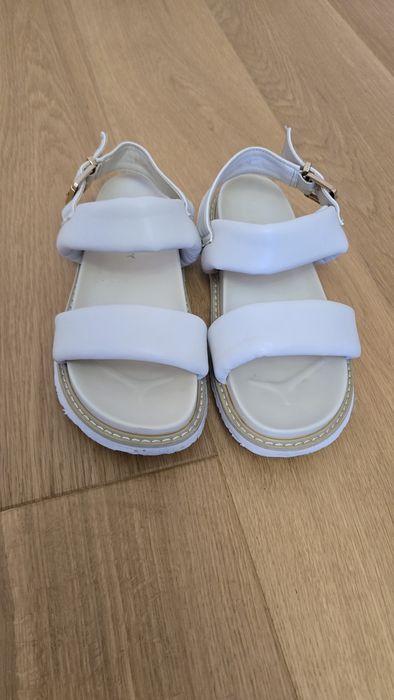 Дамски кожени сандали