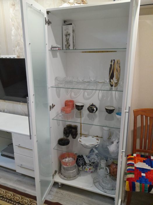 Продаётся шкаф стеклянный с комодом