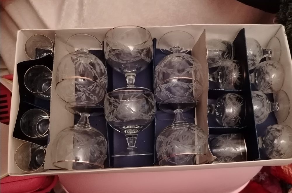 Хрустальные фужеры и рюмки по 12и 6 штук