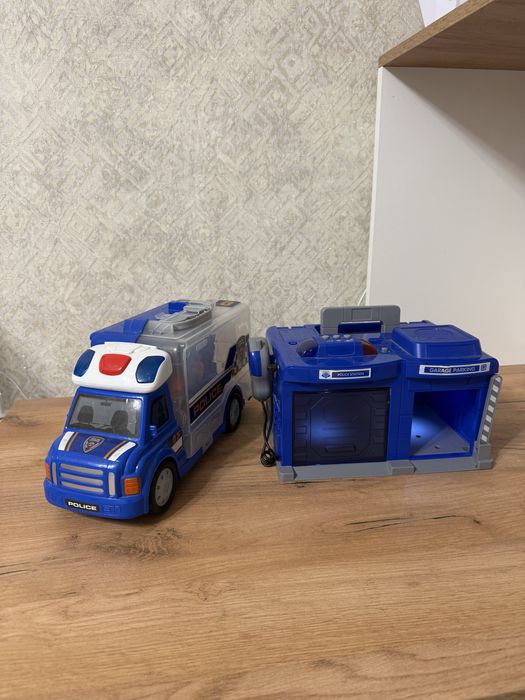 Игрушечная машина с инструментами и гараж