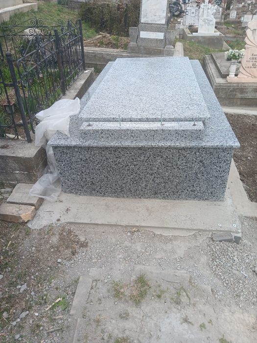 Placări morminte