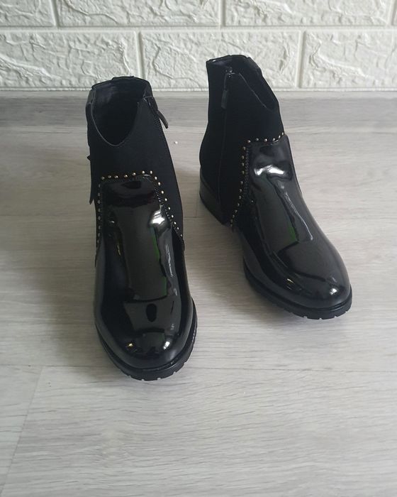 Botine negre cu detalii aurii