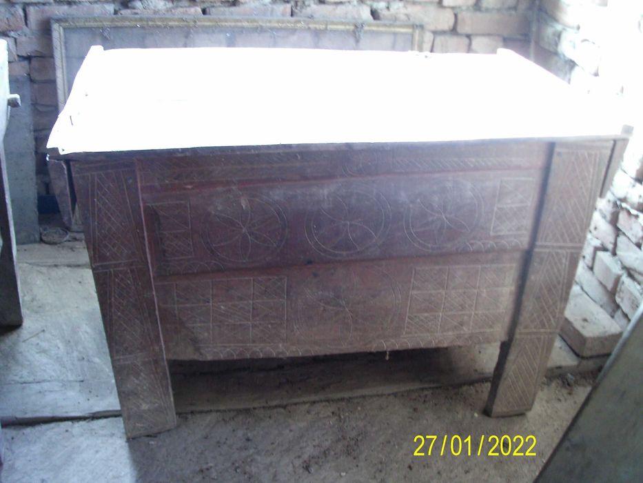 Антични ръчно резбовани Български ракли за чеиз. Народно творчество.