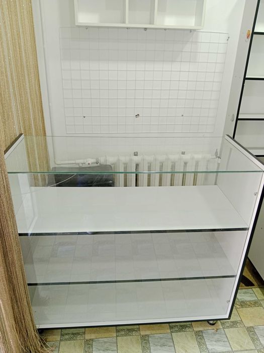 Продаются полки со стеклянными стеллажами для магазина