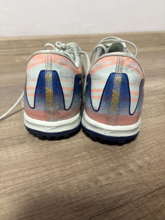 Обувки за футбол на изкуствена трева “Nike Zoom Vapor 16”.