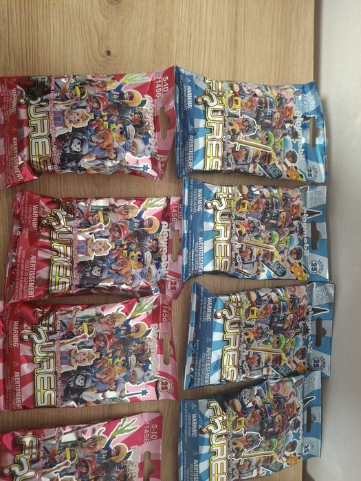 Vand lot cu 20 figurine Playmobil seria 25 ( 10 figurine fete, 10 figurine baieti)