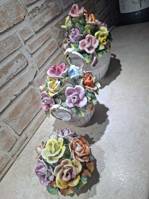 Set decorativ vaze cu flori din portelan
