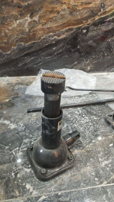Домкрат автомобиля