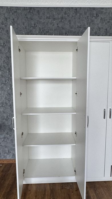 Белый распашной шкаф 160×204×47 см