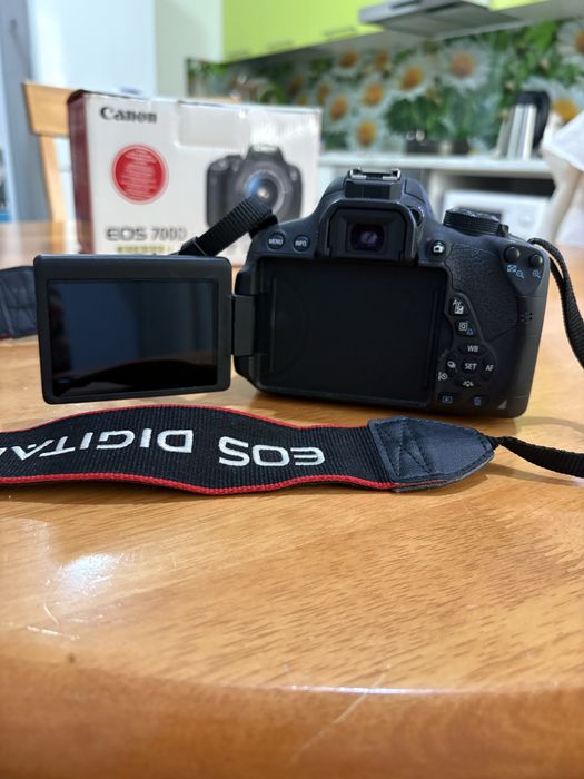 Canon EOS 700 Цифровая Фотокамера