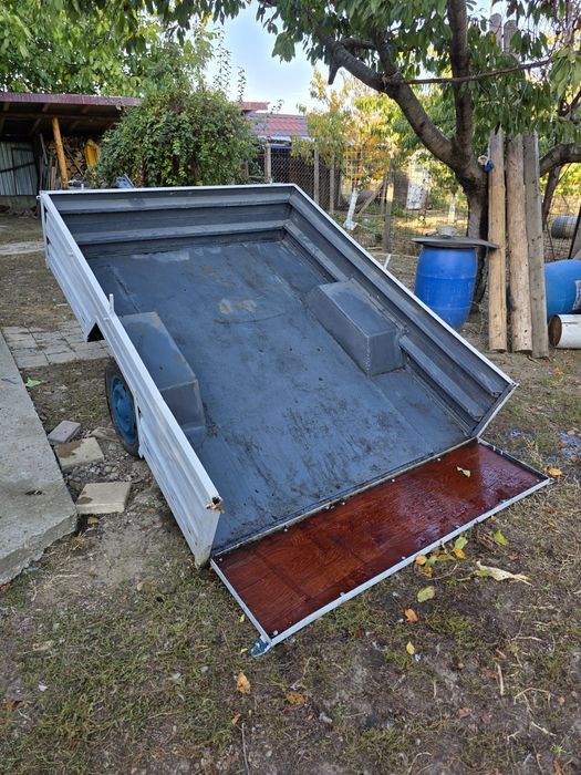 Vând remorcă solidă