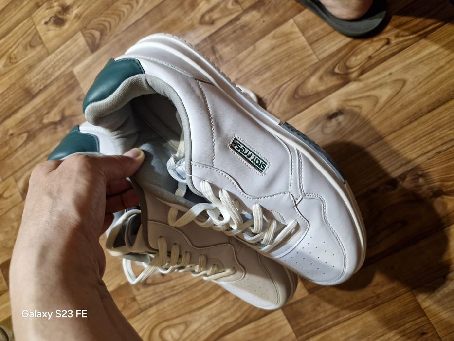 Продам мужские кроссовки