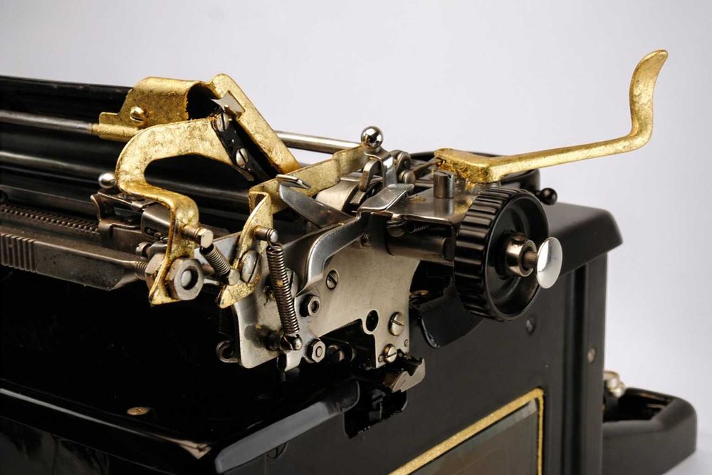 Masina de scris Royal 10 – editie rară cu aur 22K – obiect premium.